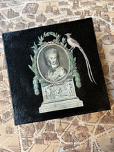 Charger l&#39;image dans la galerie, Handmade box with cut-out engraving 18th century / 18世紀の版画が貼られたハンドメイドボックス / Boite faite a la main avec gravure decoupee XVIIIe siecle
