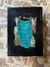 Charger l&#39;image dans la galerie, Handmade box with cut-out engraving 18th century / 18世紀の版画が貼られたハンドメイドボックス / Boite faite a la main avec gravure decoupee XVIIIe siecle
