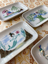 Charger l&#39;image dans la galerie, Small porcelain plate Peynet / 磁器小物入れ ペイネ/ Vide poche en porcelaine Peynet
