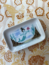 Charger l&#39;image dans la galerie, Small porcelain plate Peynet / 磁器小物入れ ペイネ/ Vide poche en porcelaine Peynet
