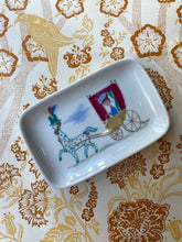 Charger l&#39;image dans la galerie, Small porcelain plate Peynet / 磁器小物入れ ペイネ/ Vide poche en porcelaine Peynet
