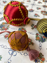 Charger l&#39;image dans la galerie, Handmade Christmas ornament / ハンドメイド クリスマスオーナメント / Boule de Noël fait a la main
