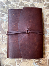 Charger l&#39;image dans la galerie, Leather notebook 14,5cm x 21cm / 革のカバーノート / Carnet en cuir
