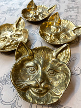 Charger l&#39;image dans la galerie, Vintage gold cat plate / ヴィンテージねこ
